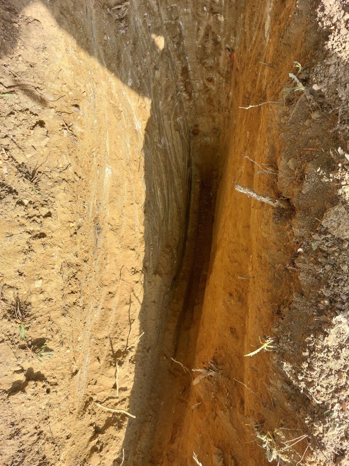 Tests de perméabilité à le pelle mécanique pour la mise en place d'un bassin de régulation des eaux pluviales à ROQUEBRUNE SUR ARGENS 83520, dans le Var (83)