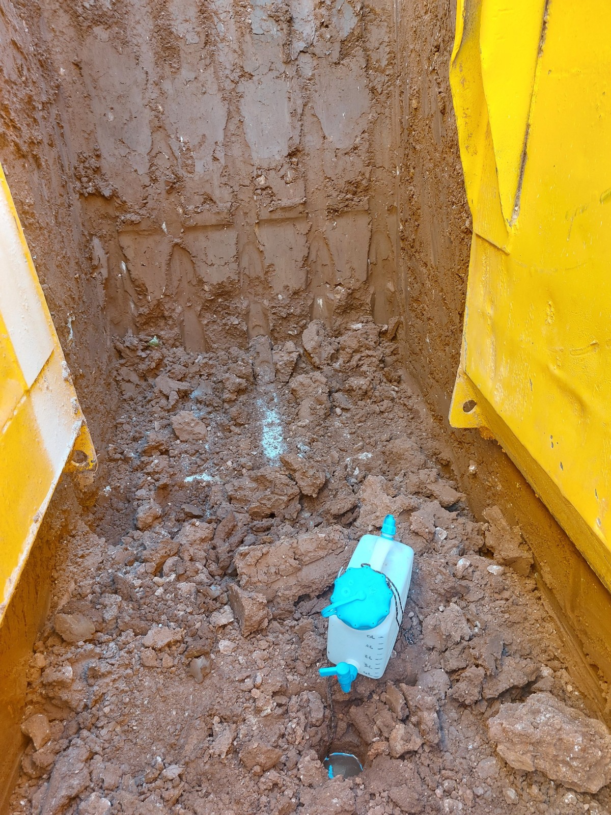 Tests de perméabilité à le pelle mécanique pour la mise en place d'un bassin de régulation des eaux pluviales à LES ARCS SUR ARGENS 83460, dans le Var (83)
