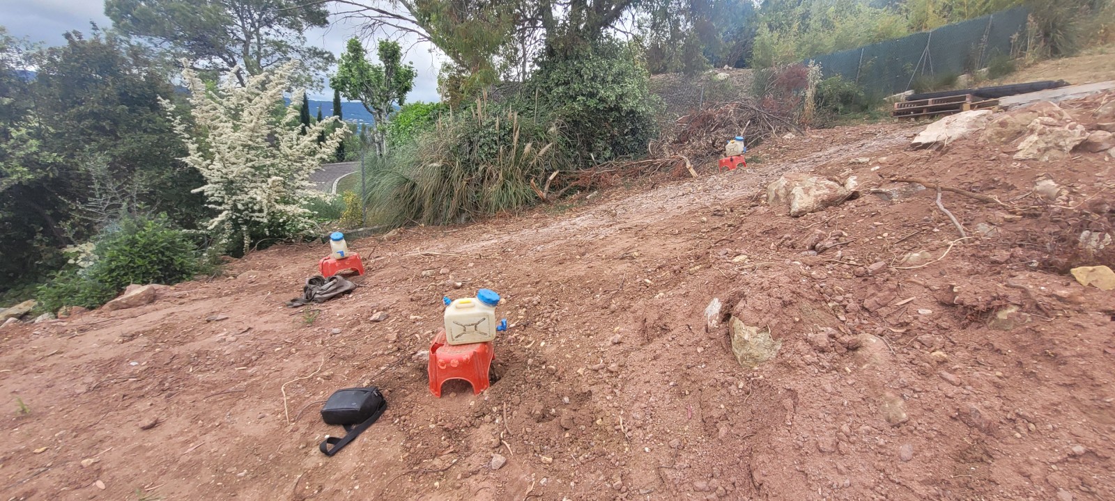 Sondage tests de perméabilité Étude de sol hydrogéologique en assainissement non collectif pour une construction d'habitation en cours sur Peymeinade dans les Alpes Maritimes 06