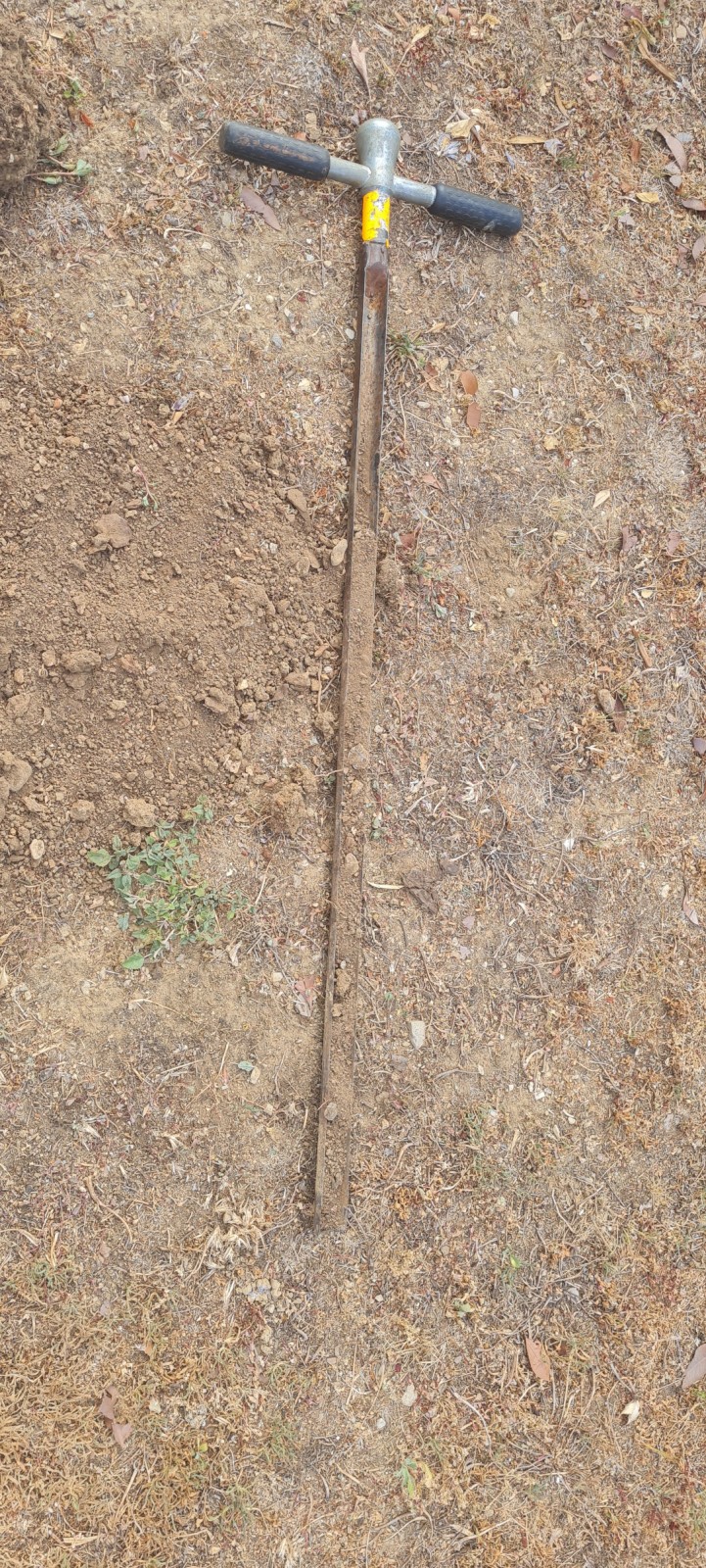 Etude de sol hydrogéologique pour la définition d'une filière d'assainissement non collectif sur la commune de PEYMEINADE dans les ALPES MARITIMES (06) - carottage du terrain étudié