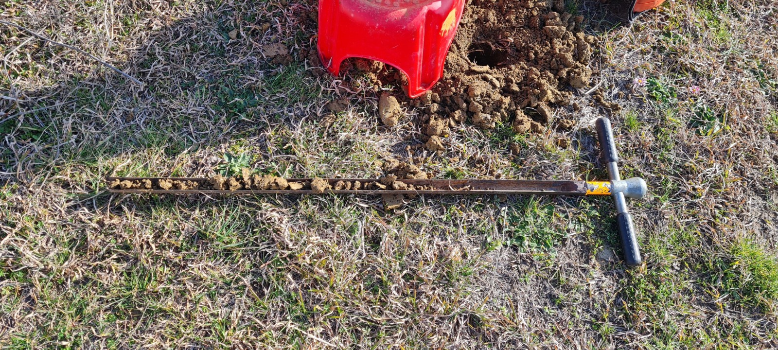 Remise aux normes d'un assainissement non collectif pour un petit cabanon sur la commune de COGOLIN dans le VAR (83) - carottage de la zone étudiée