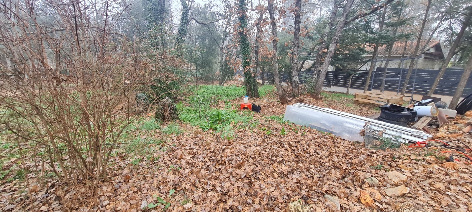 Intervention terrain sur la commune de SAINT MAXIMIN LA SAINTE BAUME pour la remise aux normes d'une fosse septique - vue d'ensemble des sondages
