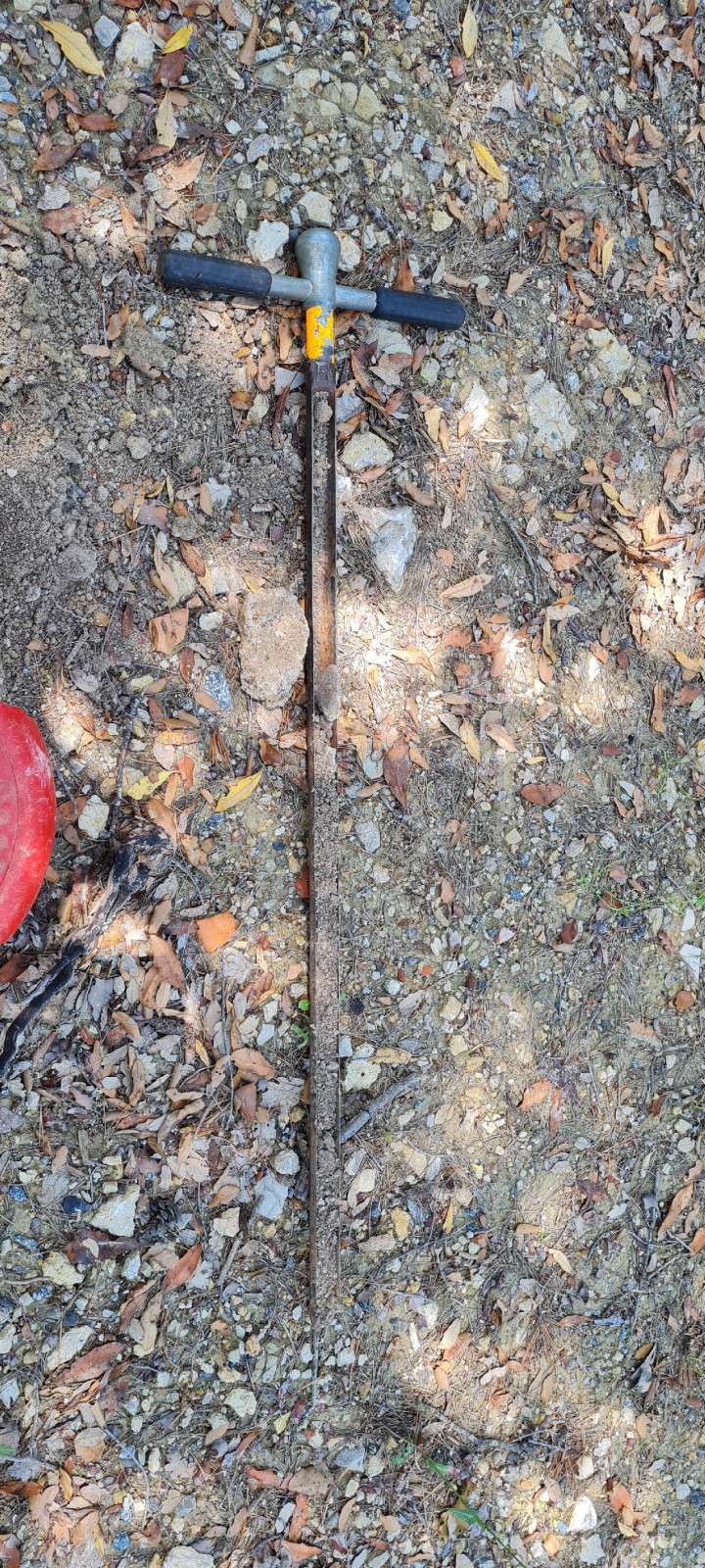 Etude de sol hydrogéologique pour la définition d'une filière d'assainissement non collectif sur la commune de BAGNOLS EN FORET dans le VAR (83) - carottage du terrain étudié