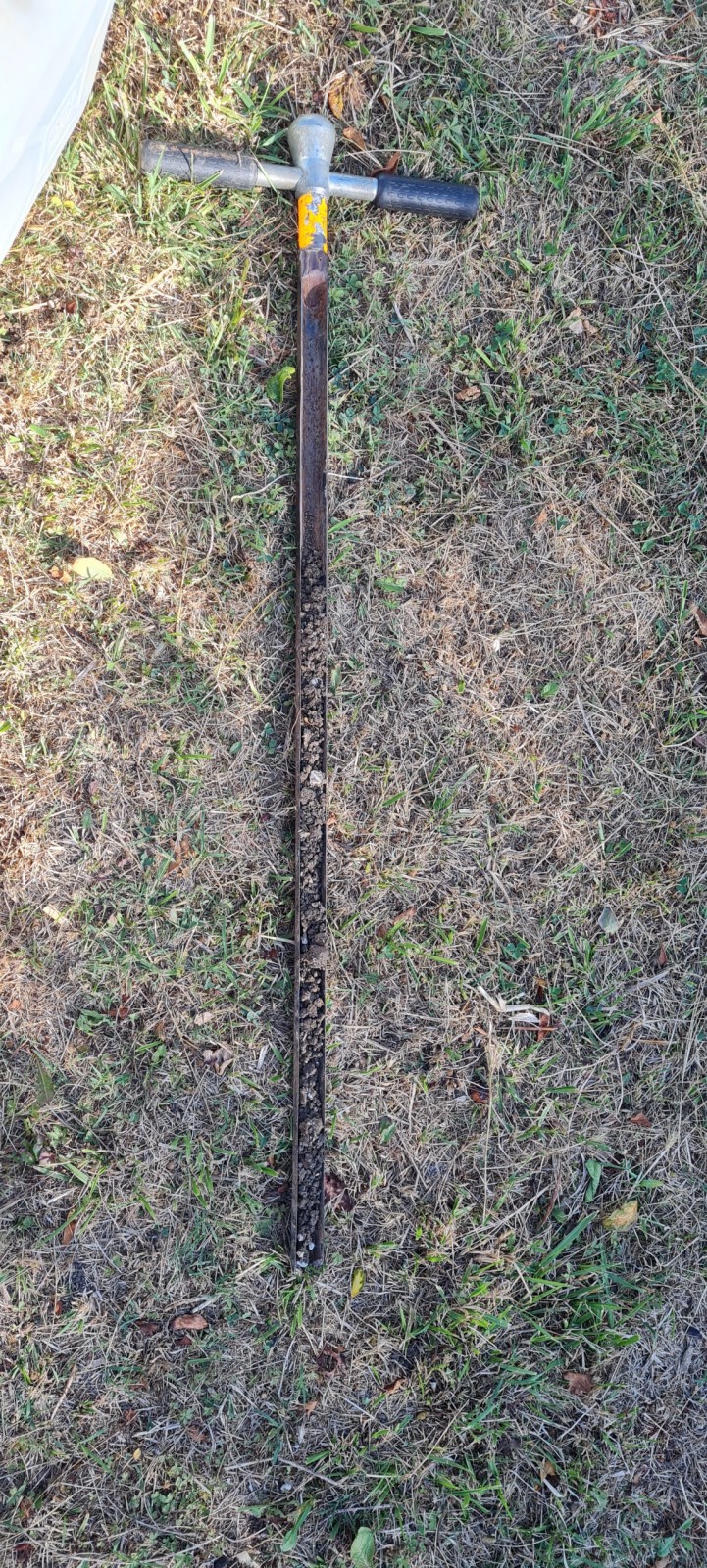 Etude de sol hydrogéologique pour la définition d'une filière d'assainissement non collectif sur la commune de LA GAUDE dans les ALPES MARITIMES (06) - carottage du terrain étudié