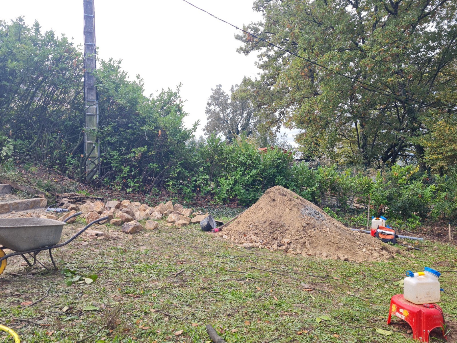 Etude de sol hydrogéologique pour la définition d'une filière d'assainissement non collectif sur la commune de MONTAUROUX dans le VAR (83) - vue d'ensemble du terrain
