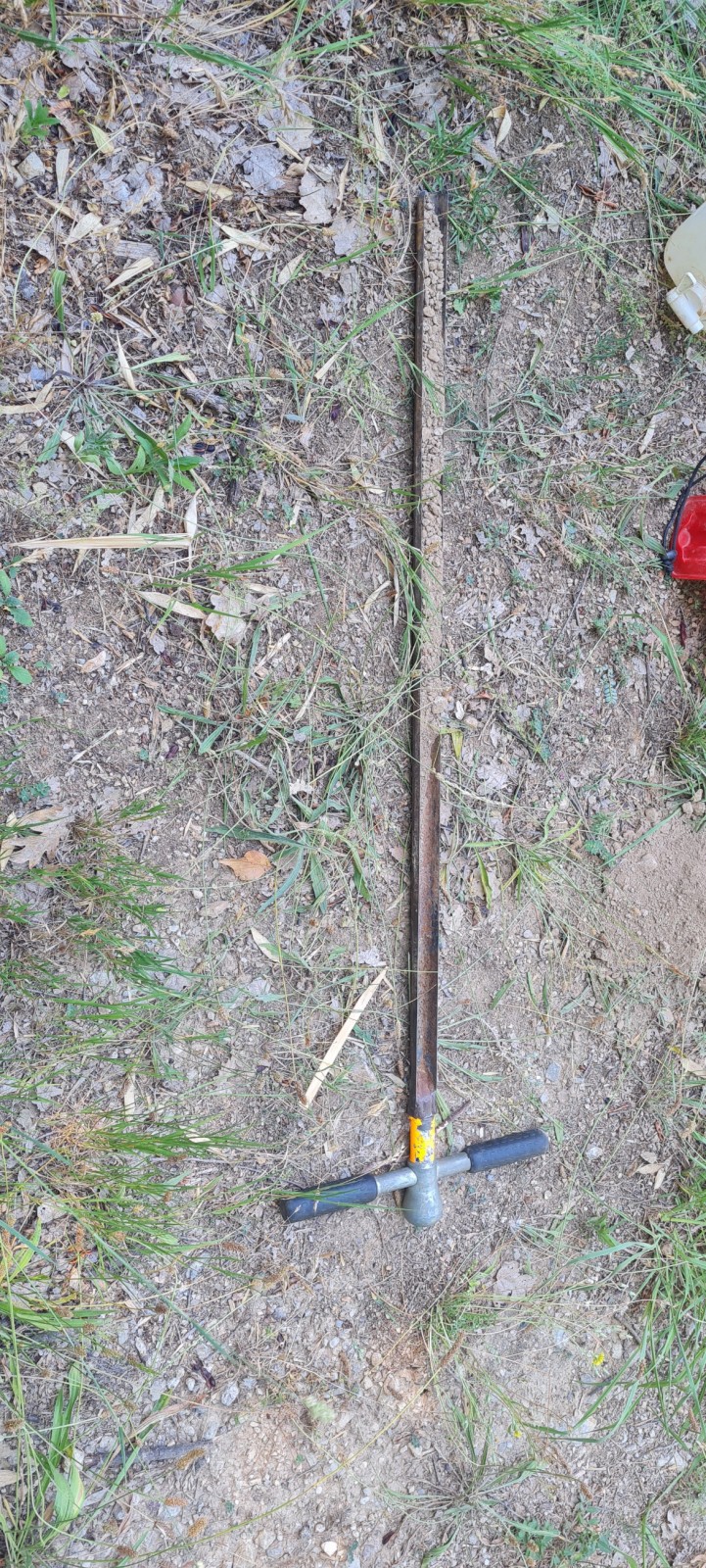 Etude de sol hydrogéologique pour la définition d'une filière d'assainissement non collectif sur la commune de FAYENCE dans le VAR (83) - carottage de la zone