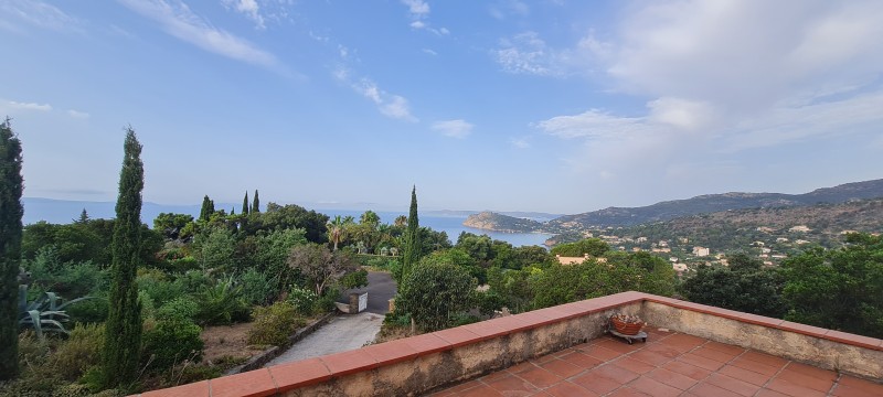 Etude de sol hydrogéologique pour la définition d'une filière d'assainissement non collectif sur la commune de RAYOL CANADEL SUR MER dans le VAR (83) - vue depuis la terrasse de l'habitation