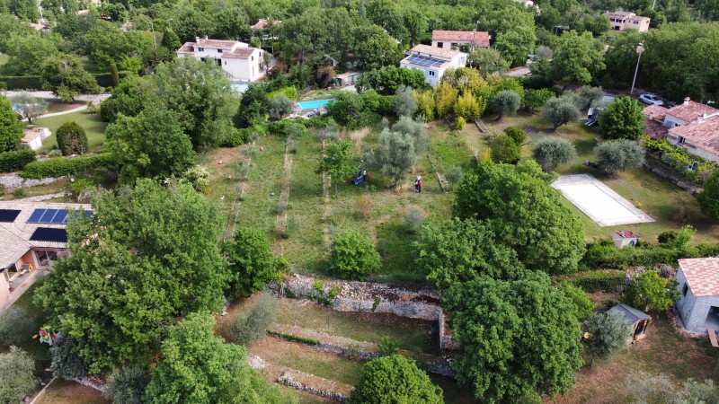 Vue du ciel du terrain de l'Étude de sol Géotechnique G2 AVP pour la construction d'une futur villa d'habitation sur St Cezaire sur Siagne dans les Alpes Maritimes 06.